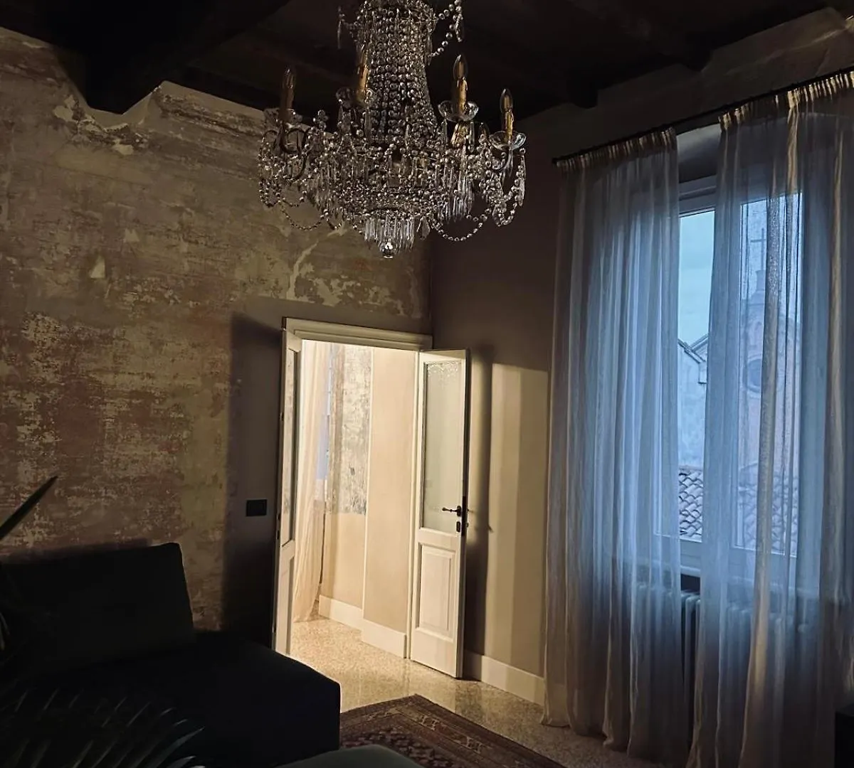 Room Manzoni 37 Cremona Itálie